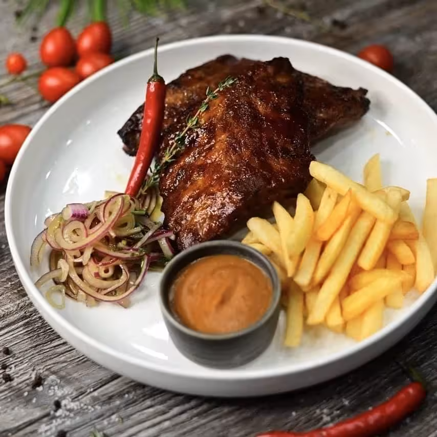 Фото Свиные ребра в соусе BBQ с картофелем фри и маринованным луком